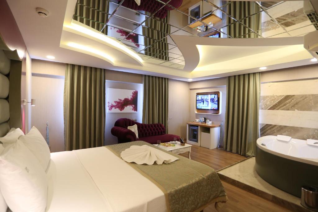 Life Corner Hotel